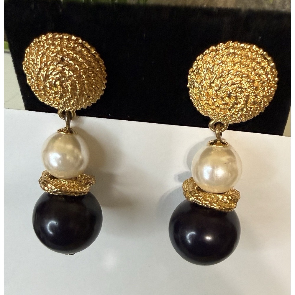Vintage Gold-Tone Pearl Black Dangle Earrings Textured Drop Jewelry - Picture 3 of 5